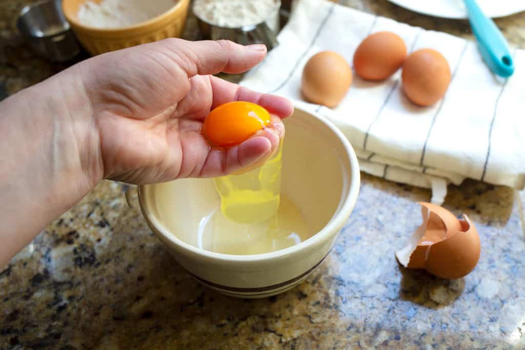 Dividing egg whites from yolks using your hand