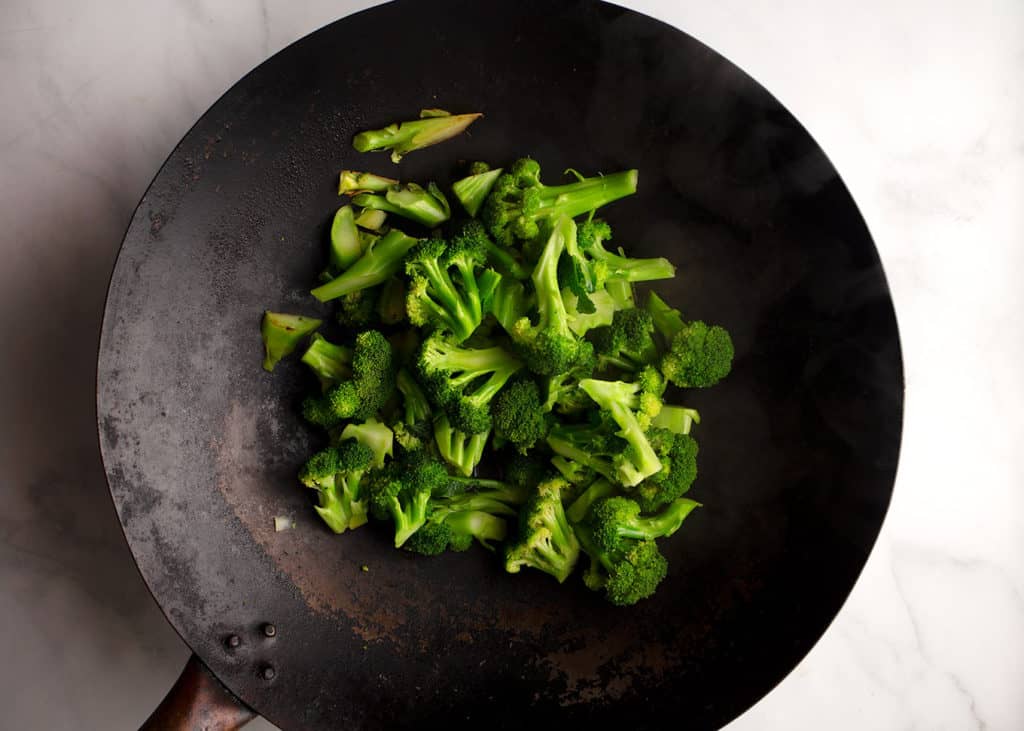 Steamed broccoli in the wok
