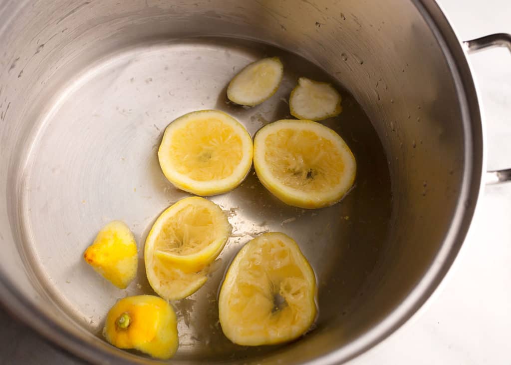 Lemons in water to steam the shrimp